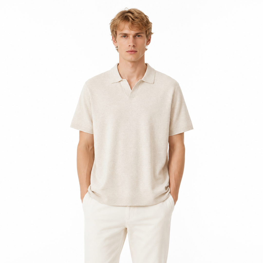 Stilfull og myk strikket polo for herre. Perfekt som pustende business casual sommerklær.