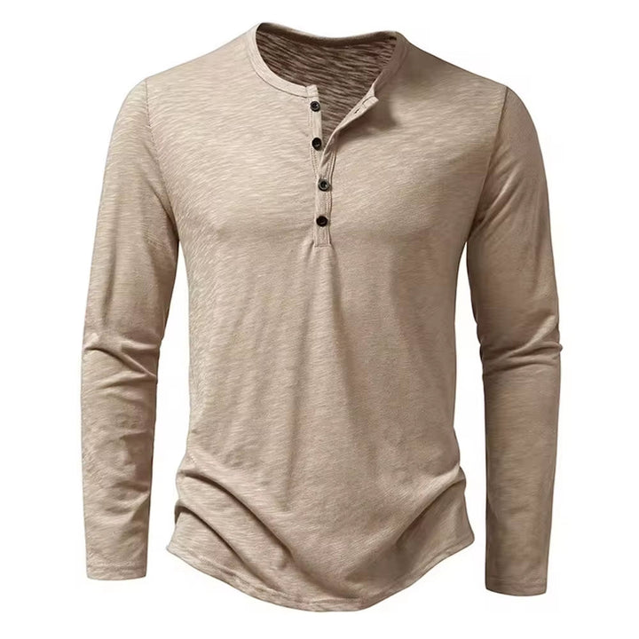 En modell poserer i en slim fit langermet Henley t-skjorte for herre, komfortabelt basisplagg.