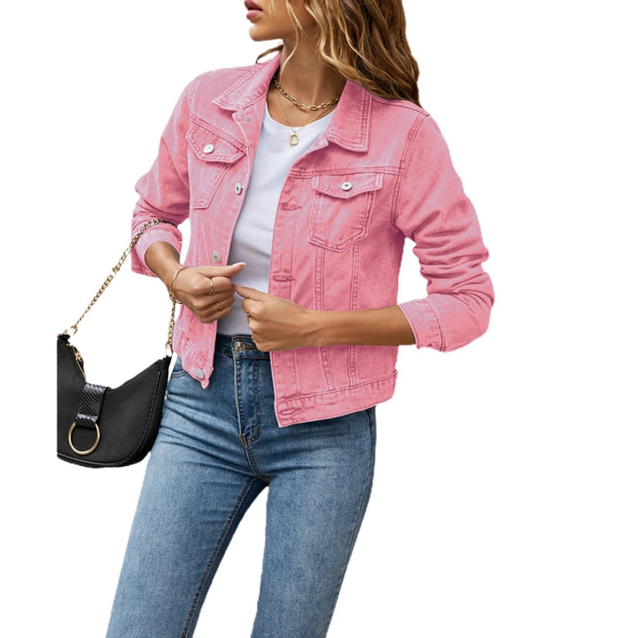 Motebevisst dame denimjakke, en trendy vårjakke eller høstjakke. Allsidig yttertøy for en stilren og casual look.