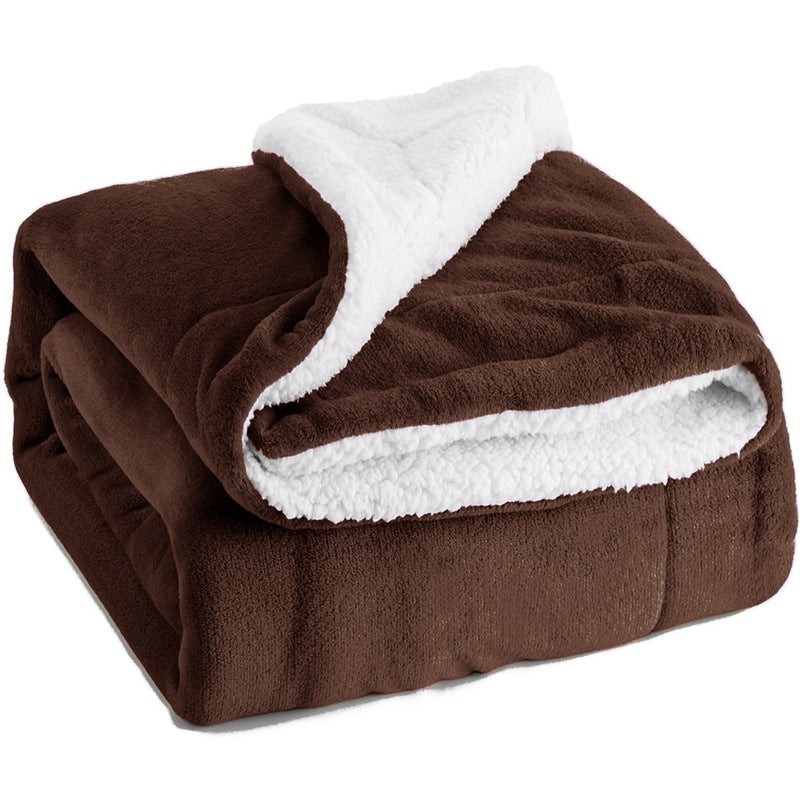 Nærbilde av det myke fleecepleddet som viser den deilige teksturen. Perfekt for å slappe av i sofaen.