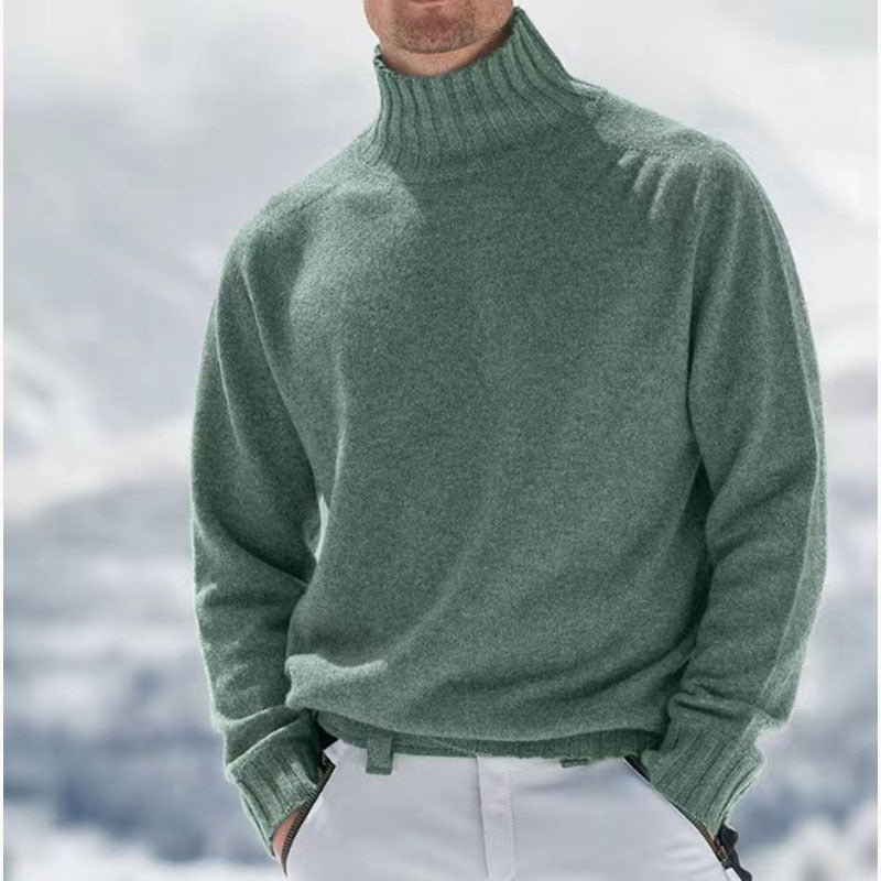 Pent foldet luksuriøs kasjmirgenser for menn. En varm og elegant turtleneck strikkegenser klar til bruk.