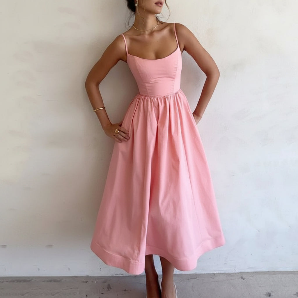 Elegant ensfarget suspenderkjole for kvinner. Frisk sommerstil i polyester, perfekt som feriekjole.