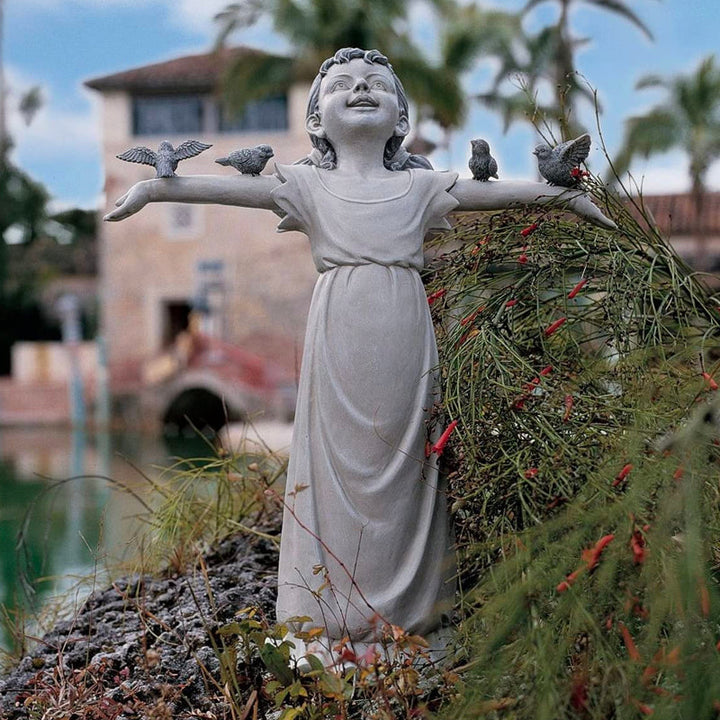 Klassisk hagestatue av jente, en tidløs utendørsdekorasjon som forskjønner hagen din.