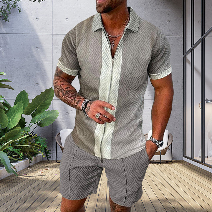 Menns trykte sommersett: uformell polo T-skjorte og shorts. Herremote fritidsklær med kort erm.
