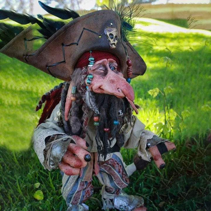 Hagefigur av en sittende goblin. Gir hageliv et dekorativt og unikt element.