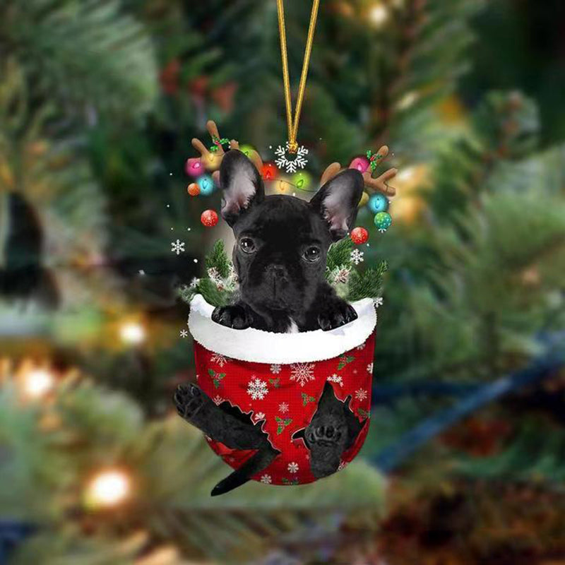 Lekkert julestrømpe anheng med smilende hundemotiv. Skaper festlig julepynt og glede.