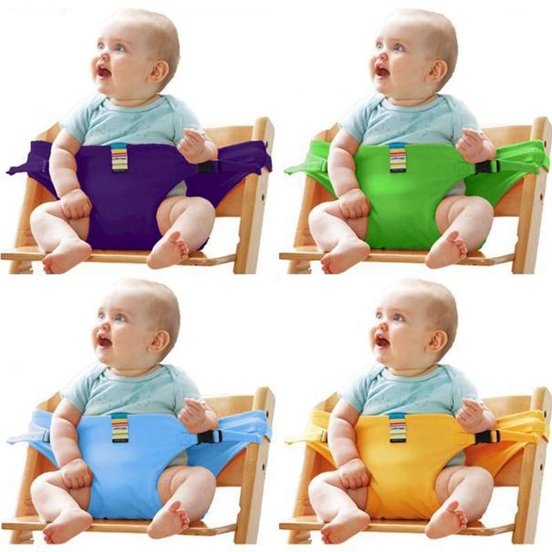 Glad baby sitter trygt i spisestol med solid sikkerhetssele, sikrer behagelig og trygg spisetid.