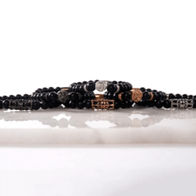 Energi-armbånd med perler og et rose gull løvehode, et unisex smykke for økt selvtillit.