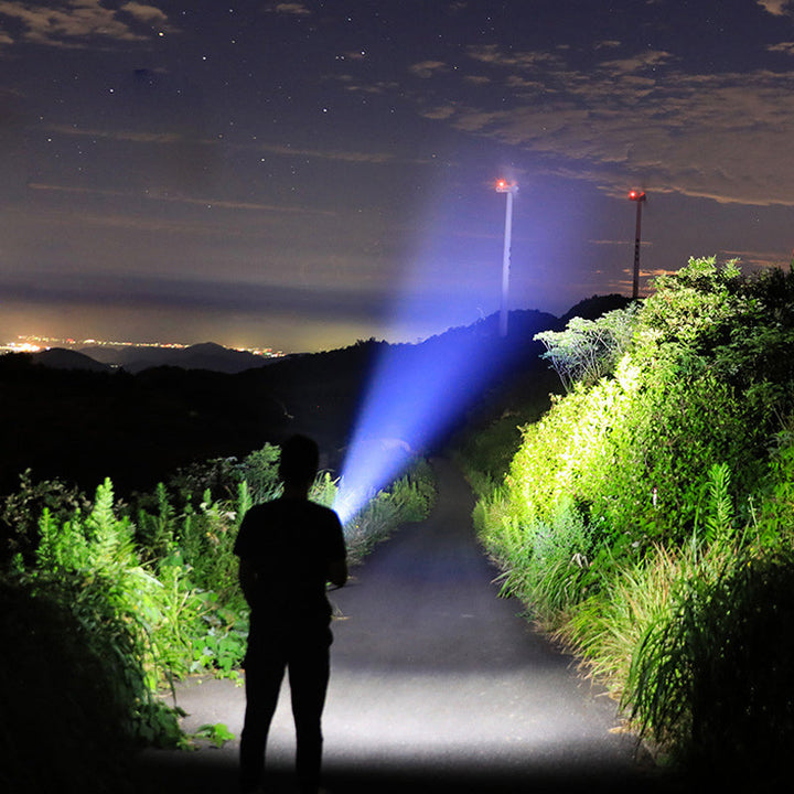 Robust LED-lommelykt for camping, fjellklatring og fiske. Oppladbar med sterkt lys.