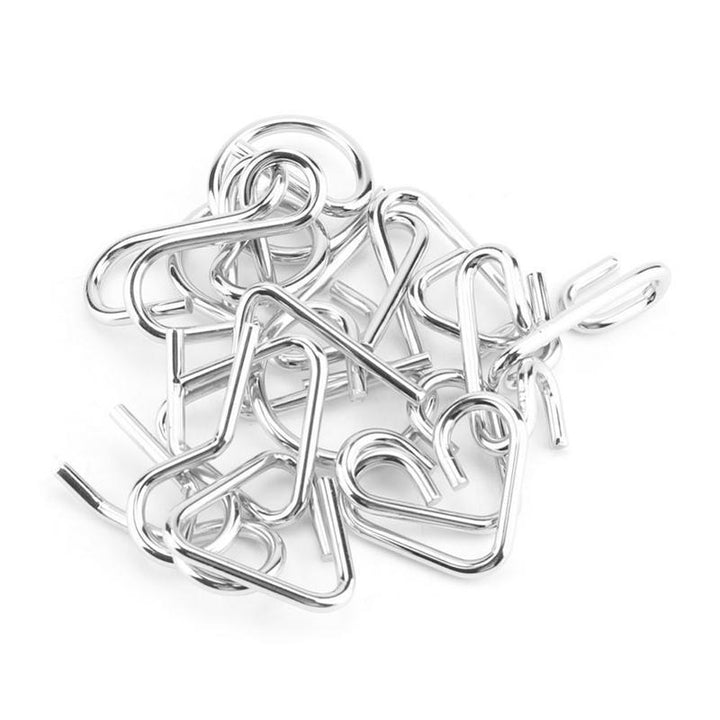 Hånd holder et løst metallpuslespill, viser detaljene i dette utfordrende logikkspillet.