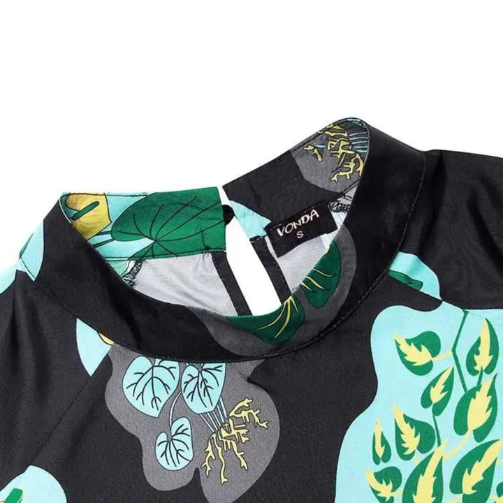 Livlig grønn festkjole for kvinner. Blomstret minikjole i polyester med elegante lange ermer.