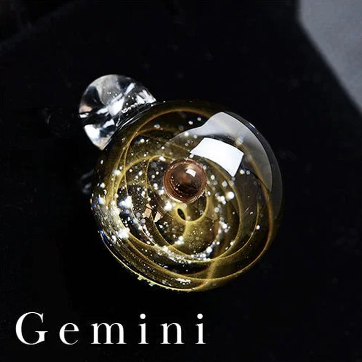 Astrologi smykke: Unisex halskjede med glitrende glassperle og stjernetegn anheng.