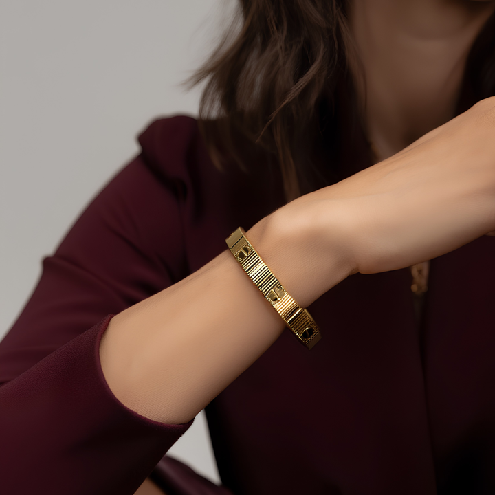 Vakkert 'Love' armbånd, fleksibelt og stilrent. Et elegant unisex metallarmbånd.