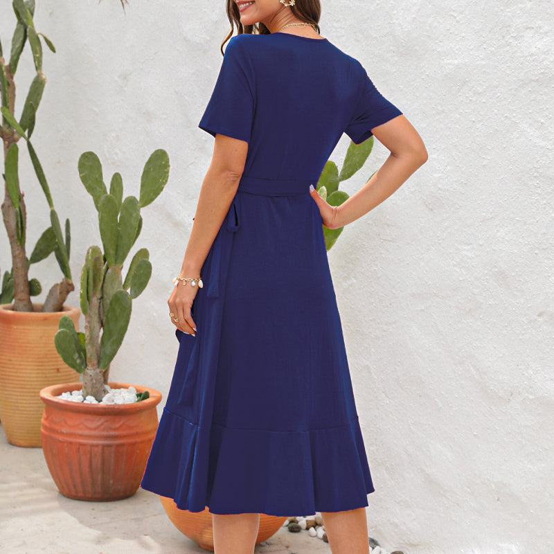 Moderne volangkjole med kort erme, V-hals og høy midje. Elegant sommerkjole for kvinner i polyester.