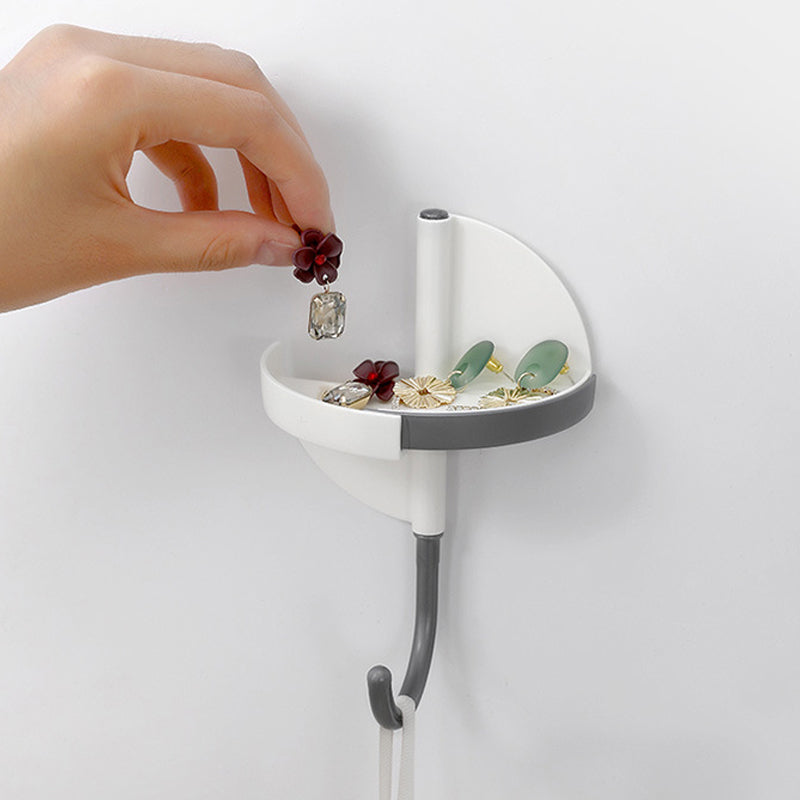 Diskret selvklebende krok, perfekt for å holde orden på badet uten permanente installasjoner.