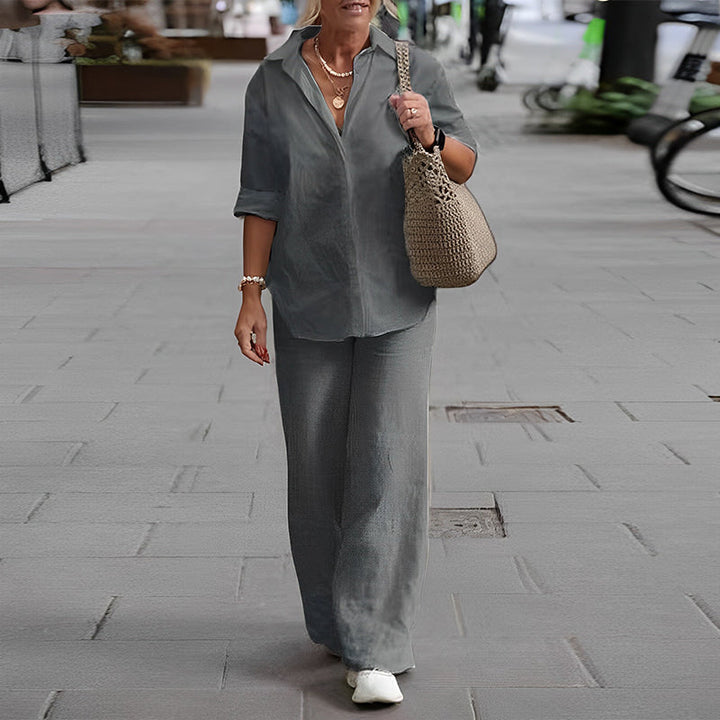 Stilfull langermet fritidsdress for kvinner. Elegant ensfarget sett med komfortabel bluse og vide bukser.