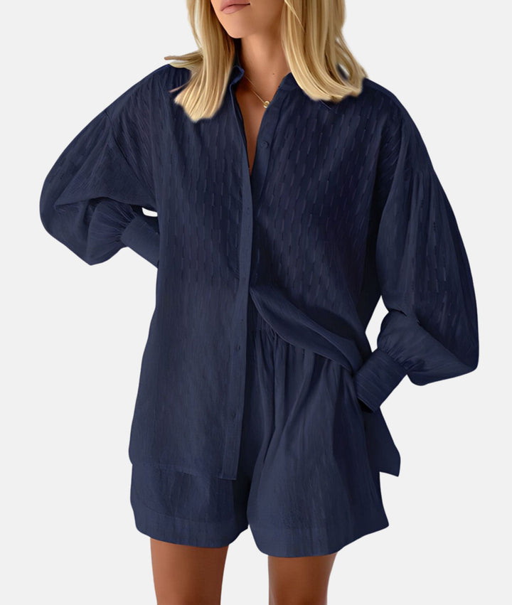 Kvinne går i elegant sommer sett med skjorte og shorts, ideelt for komfortabel mote utendørs.