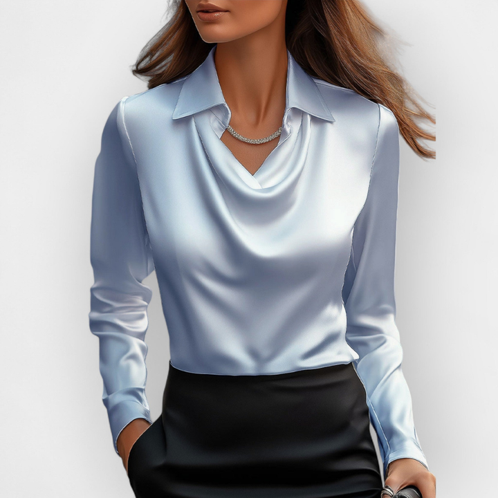Formell damebluse med elegant vannfallskrage, ideell som festtopp eller profesjonelt arbeidsantrekk.