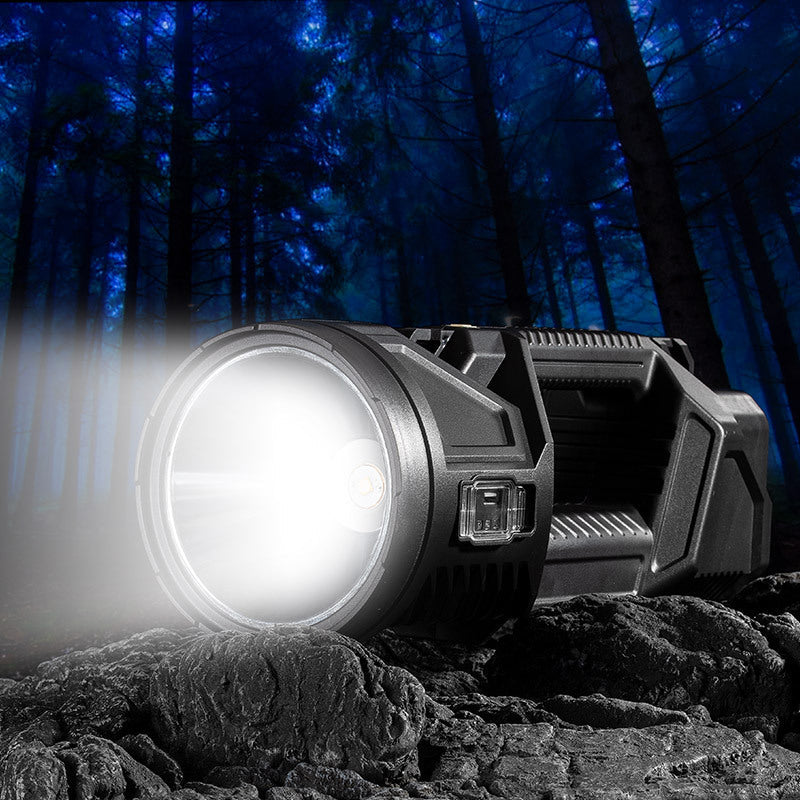 Kraftig LED-lommelykt for utendørsbruk, robust og multifunksjonell. Ideell for camping, fottur og nødsituasjoner.
