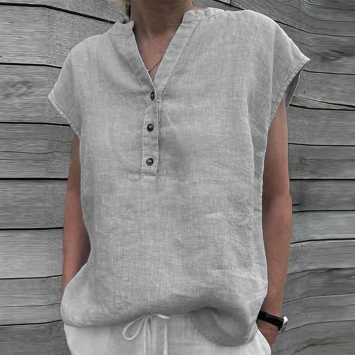 Allsidig kortermet t-skjorte for kvinner med elegant V-hals og knapper. Perfekt for vår og sommer.