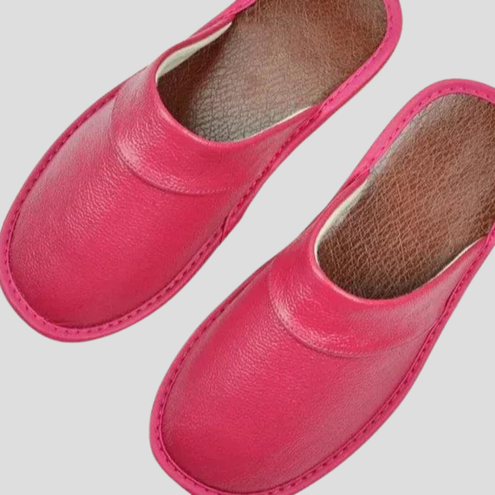 Nærbilde av materialet i den komfortable herresandalen, som sikrer mykhet og langvarig kvalitet.