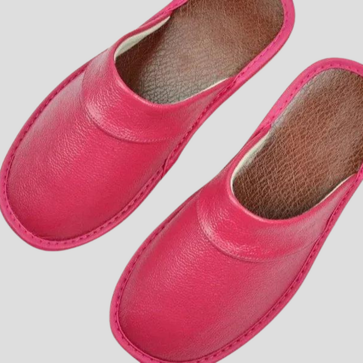 Nærbilde av materialet i den komfortable herresandalen, som sikrer mykhet og langvarig kvalitet.