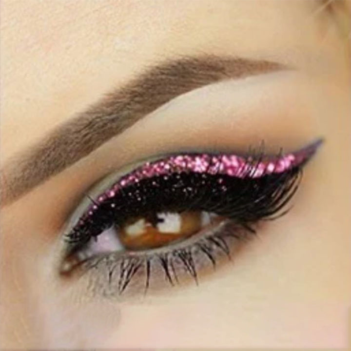 Perfekt kattøye med gjenbrukbare vipper og eyeliner klistremerker. Ideelt for fest og hverdags makeup.