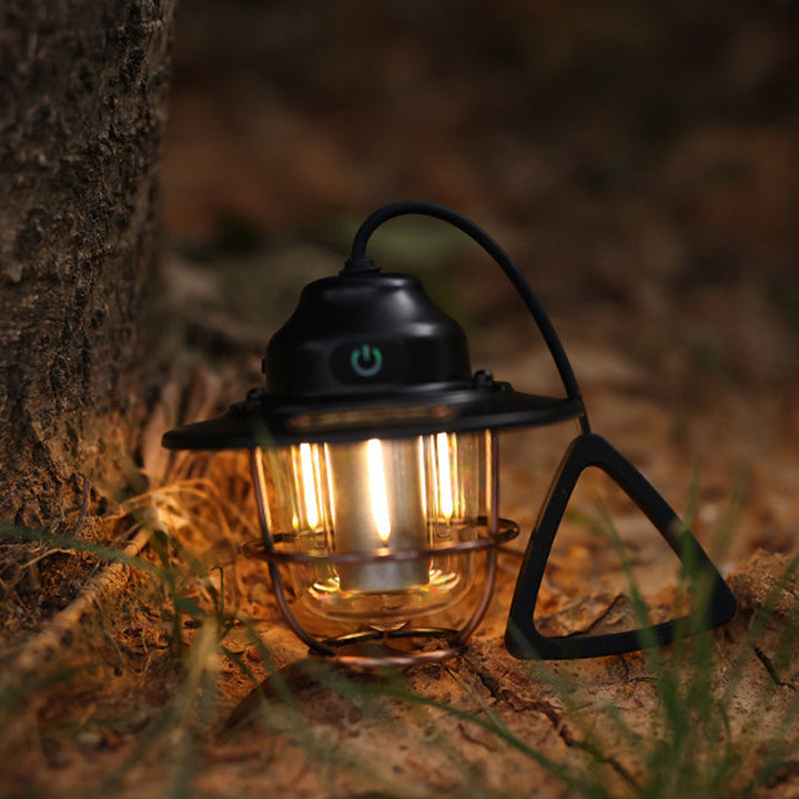 Oppladbar retro LED-campinglykt gir pålitelig, stemningsfull belysning for utendørsbruk.