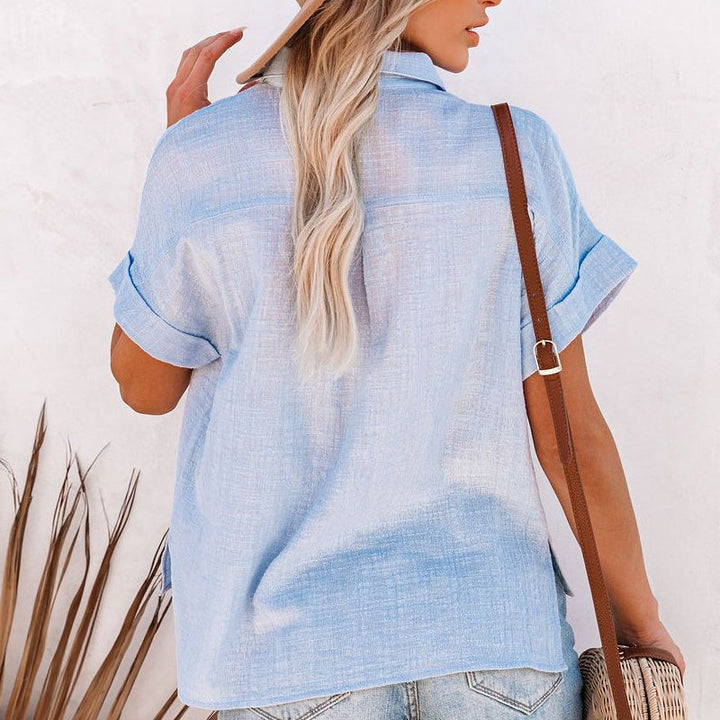 Allsidig kvinners kortermet bluse med knapper, egnet for både kontor og casual bruk. Elegant sommerplagg.