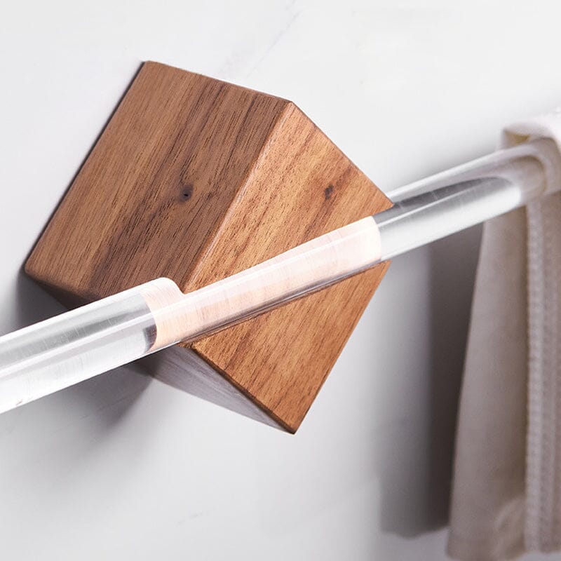 Minimalistisk håndkleholder i valnøtt og klar akryl, skaper orden på moderne bad.