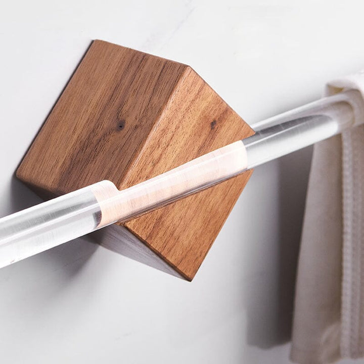 Minimalistisk håndkleholder i valnøtt og klar akryl, skaper orden på moderne bad.
