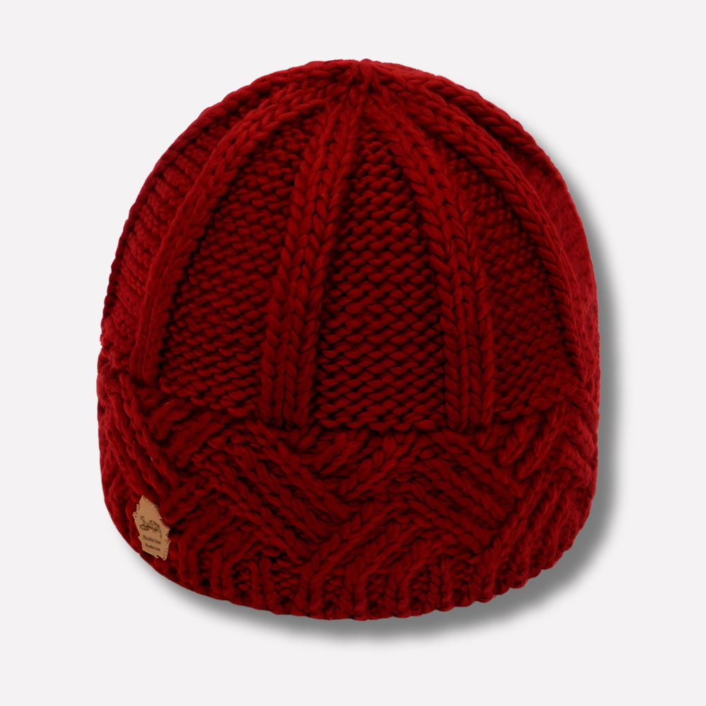Detalj av varm strikket lue med ribbestrikk og brettet mansjett. Komfortabel dame beanie.