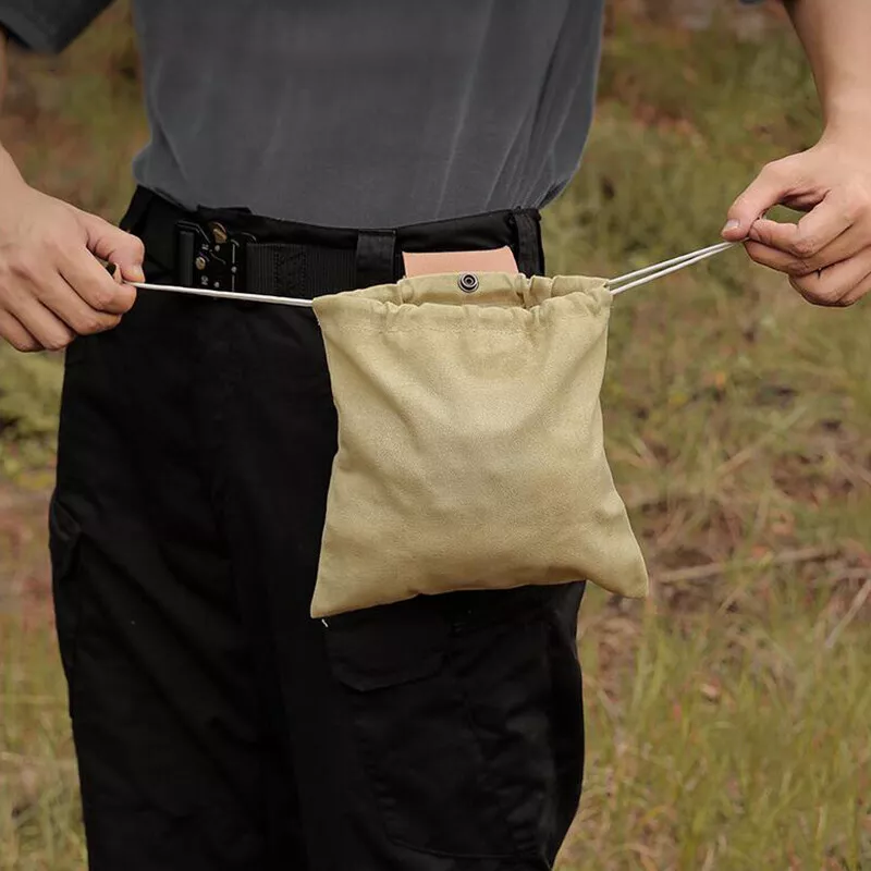 Lerretveske for midjen, viser teksturen i det robuste stoffet. Holdbar og funksjonell for utendørs aktiviteter.