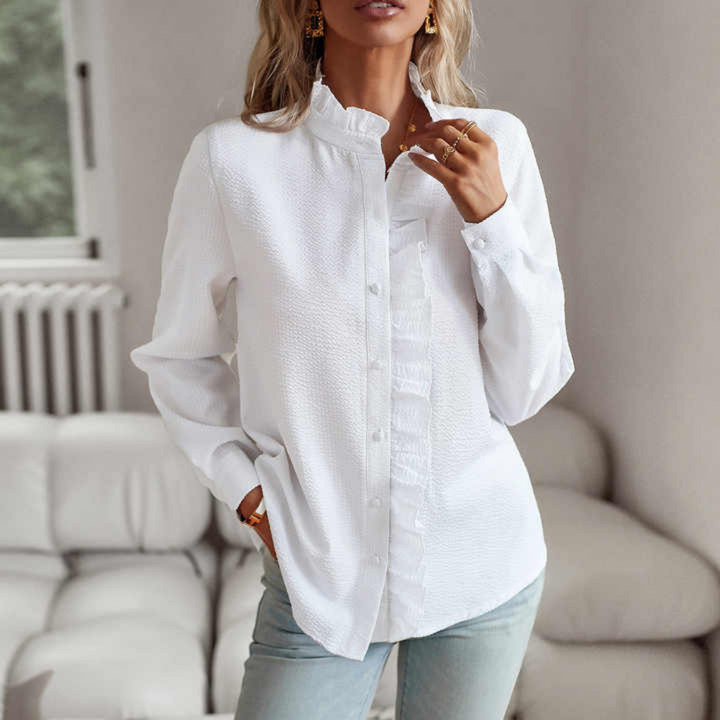 Feminin langermet bluse. En elegant skjorte som passer til ethvert antrekk, fra casual til festlig stil for kvinner.
