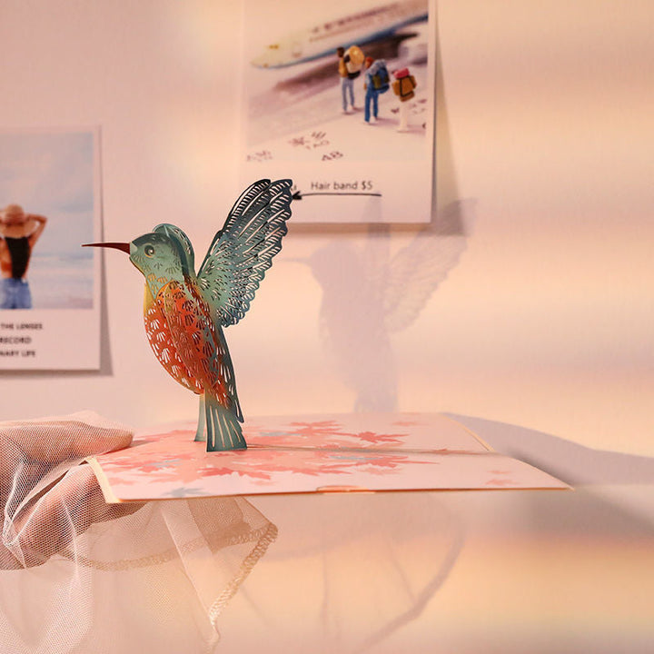 Morsdag pop-up kort med kolibri og lilje. En flott gave til mamma og en spesiell hilsen.