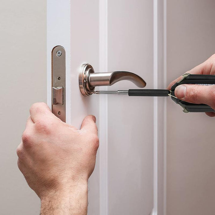 Dette kompakte 8-i-1 multiverktøyet kombinerer skrutrekker, LED-lys og lommelykt for effektiv DIY.