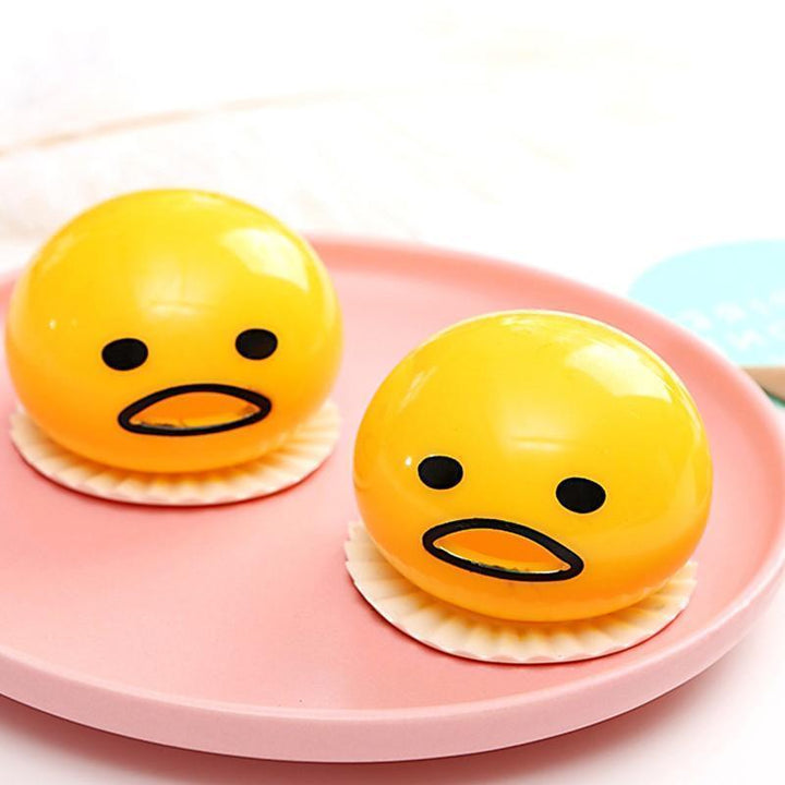 Antistress eggeplomme stressball i bruk, gir umiddelbar avslapning. Myk og klembar for barn og voksne.