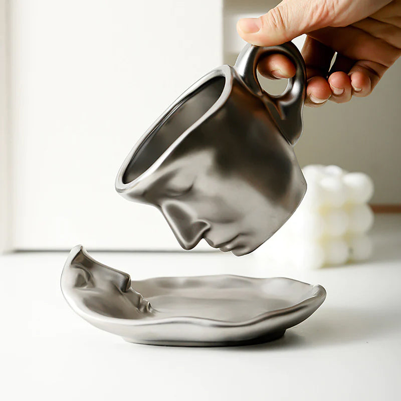 Kreativt keramisk kaffekrus med kyssende ansiktsdesign. Perfekt for par og romantiske gaver.