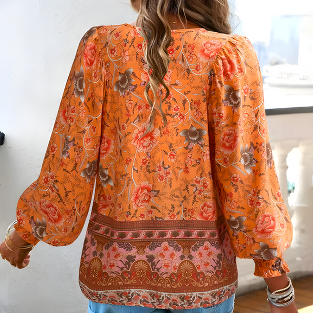 Stilfull blomsterbluse for kvinner. Langermet bluse med vakkert mønster, ideell for vår- og sommersesongen.