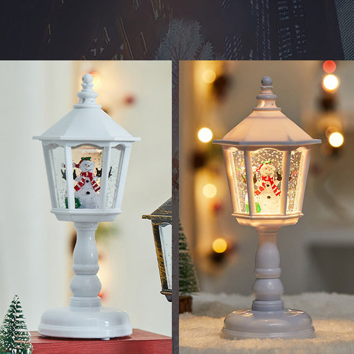 Nærbilde av snøende julelykt, flott interiørdetalj for julestemning.