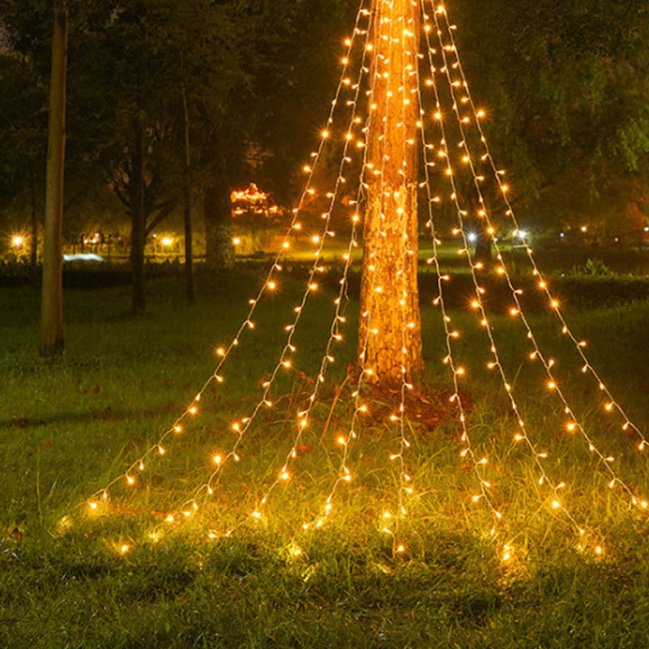 LED-lys til juletre utendørs. Enkel juledekorasjon som lyser opp hagen med festlige farger.