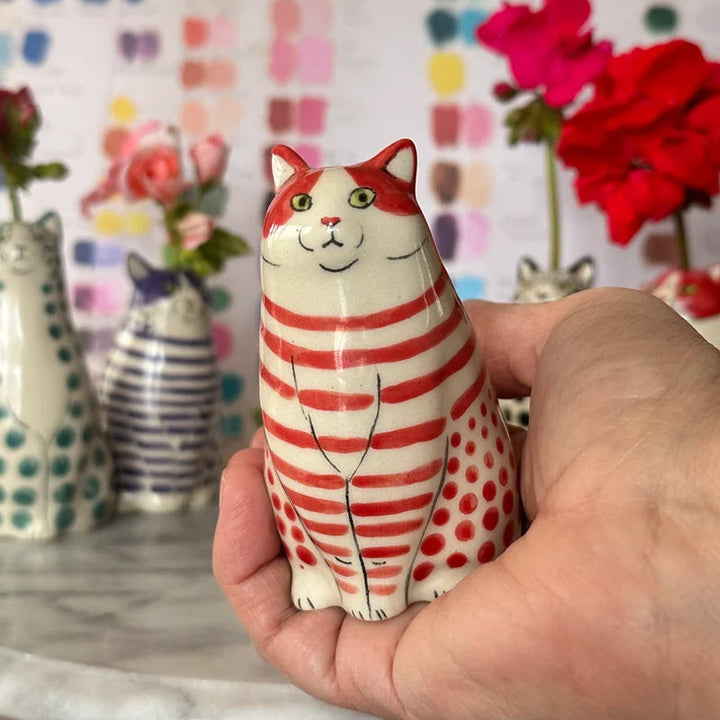 Unik prikkete kattevase for friske blomster, en sjarmerende interiørdetalj som pynter ethvert rom.