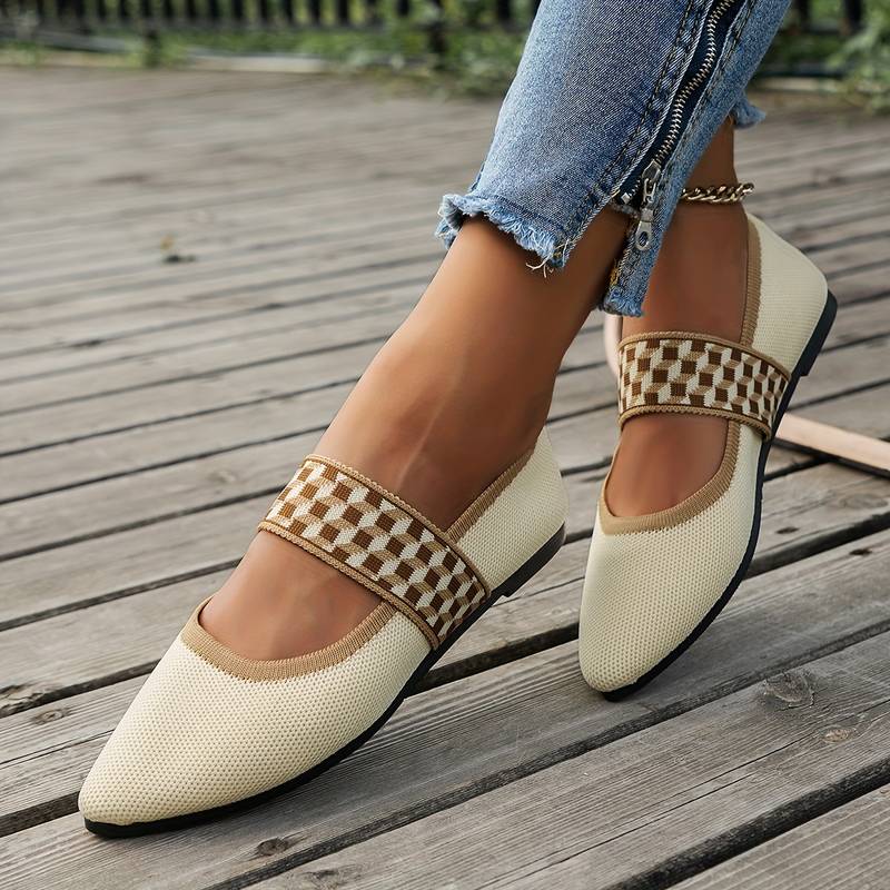Elegante beige flate sko med spiss tå og sikkert hold, komfortable hverdagssko for kvinner.