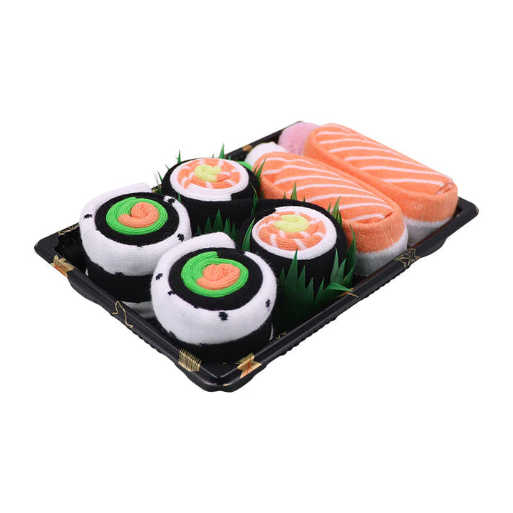 Nærbilde av ulike sushibiter på en fargerik sokk. Del av et gaveeskesett for sushi-entusiaster.