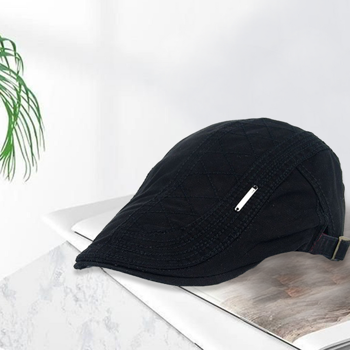 Nærbilde av brodert detalj på en justerbar unisex fritidscaps i bomull. Perfekt hodeplagg for utendørs bruk.