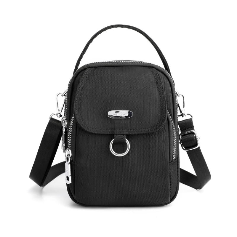 Chic vanntett skulderveske i nylon. En moderne damveske for organisert oppbevaring i hverdagen.