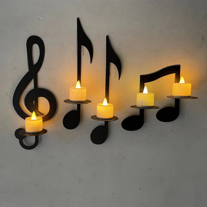 Svart lysestake i metall med musikalsk tema. Vakkert design med noter og g-nøkkel for vegg.