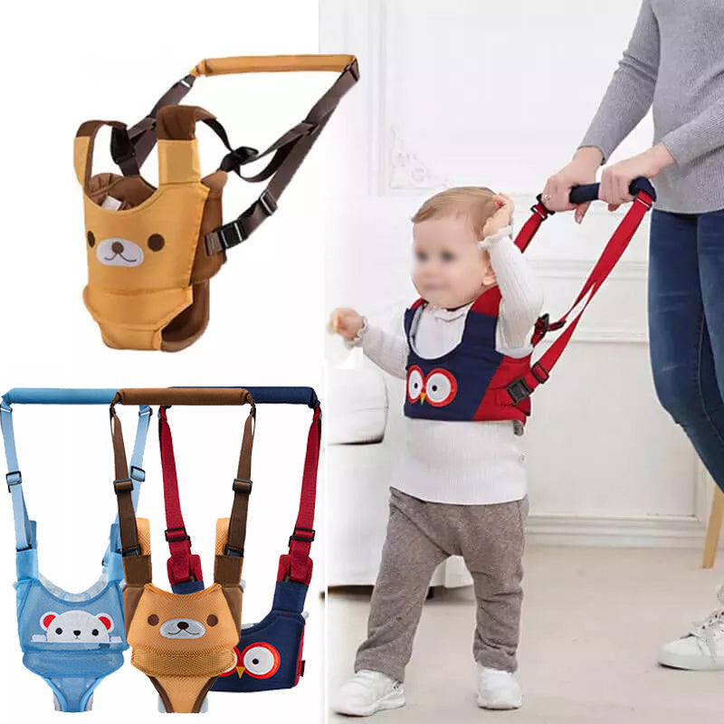 Foreldre hjelper barn å lære å gå med ergonomisk baby gåhjelp for balanse og trygghet.