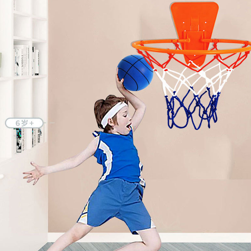 Oransje, lydløs skumbasketball for trygg og stille innendørs aktivitet. Flott for sport og lek.