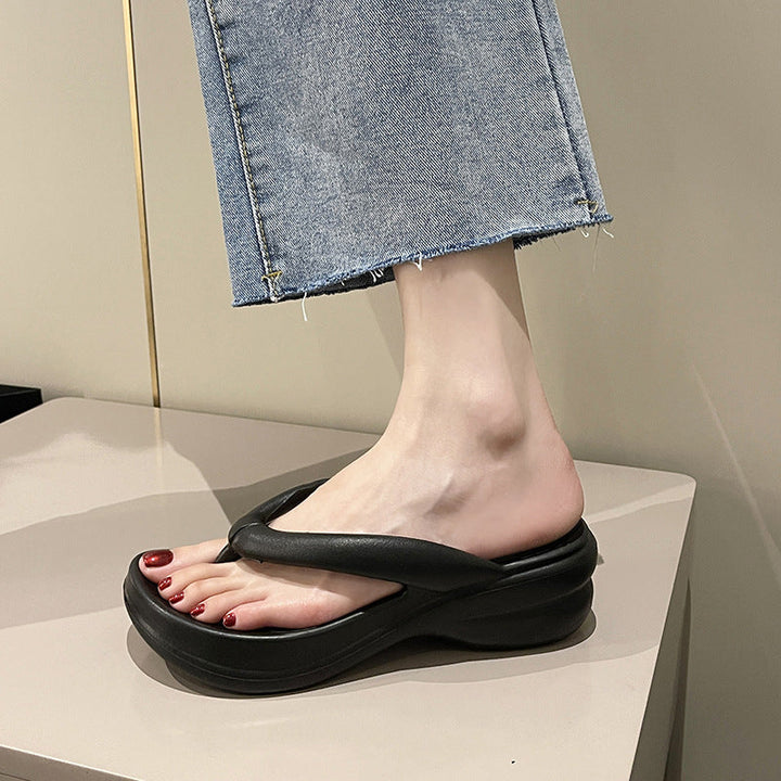 Kvinner's komfortable flip-flops med tykk bunn vist på fot, perfekt for avslappede sommerantrekk.
